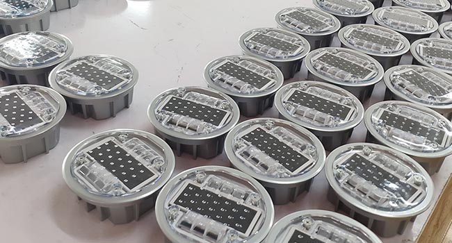 solar studs